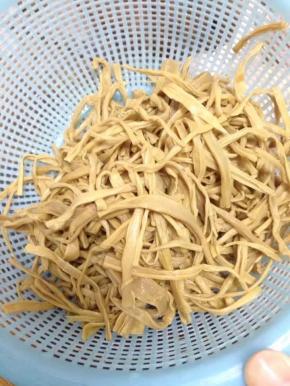 生笋丝提前用温水泡发，然后捞出备用。