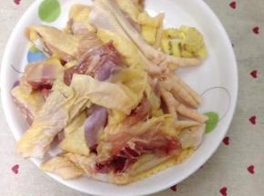 土鸡洗净砍小块。姜和蒜切好。