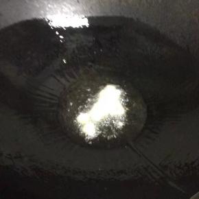 锅里倒入油，把姜和大蒜爆香