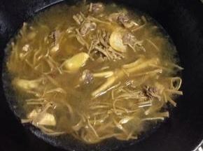 然后加入没过所有材料的水。