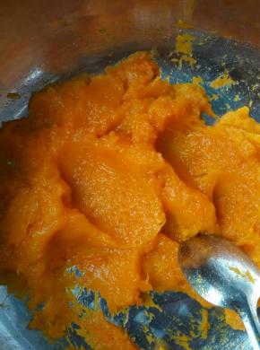 蒸熟的南瓜捣成泥备用