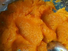 蒸熟的南瓜捣成泥备用