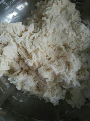 面粉加水搅拌成絮状