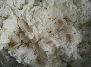 面粉加水搅拌成絮状