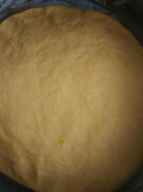 加入南瓜泥和酵母揉成光滑的面团进行发酵，发至二倍大时停止