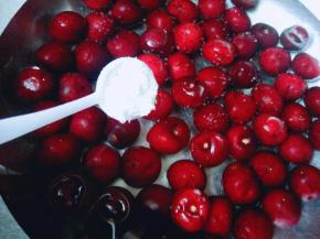 去根的樱桃，用冷水冲洗干净，之后换清水，撒上盐泡15分钟，