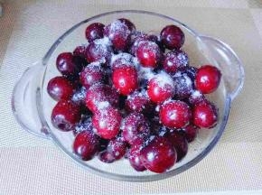 洗干净的樱桃放入玻璃容器中，撒上白砂糖，盖上盖子腌1小时。