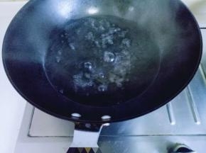 锅中加入水，倒入冰糖，大火烧开至冰糖融化。