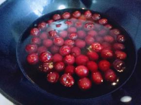 加入清洗干净的樱桃，大火烧开，煮5-8分钟即可(可以个人喜欢，如果喜欢吃软一点的，就煮8分钟。喜欢吃硬一点的就煮5分钟)。