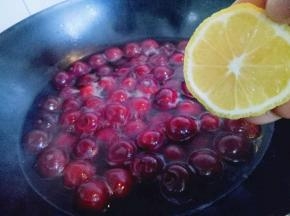 5分钟时差不多了，挤入柠檬汁。大火煮沸即可关火。