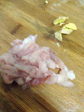 瘦肉洗净切成丝，姜拍扁切碎