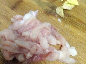 瘦肉洗净切成丝，姜拍扁切碎