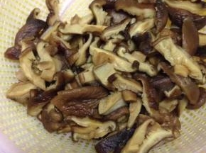 香菇提香泡发，切成丝备用