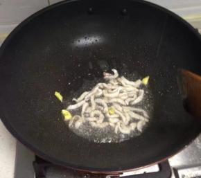 锅里倒入油，加入切好的瘦肉和姜翻炒