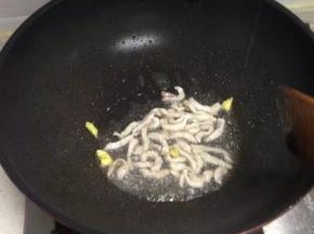 锅里倒入油，加入切好的瘦肉和姜翻炒