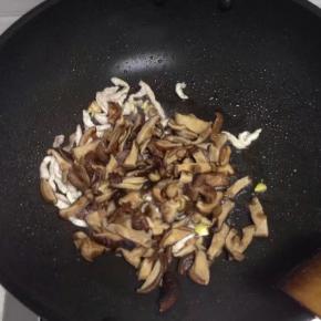 肉变色后加入切好的香菇翻炒