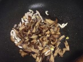 肉变色后加入切好的香菇翻炒