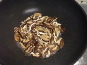 翻炒匀后加少许水煮一小会