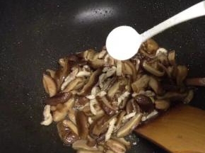 最后加少许盐调味即可