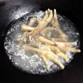 鸡爪洗净，冷水下锅煮至3分钟，捞出用冷水冲洗净沥干水备用。