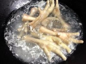 鸡爪洗净，冷水下锅煮至3分钟，捞出用冷水冲洗净沥干水备用。