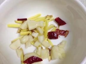 姜切丝，干辣椒切段，大蒜略拍切碎。