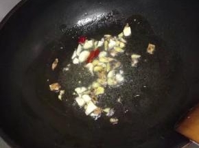 锅里倒入油，把姜、蒜、辣椒爆香