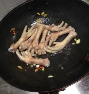 把鸡爪加入翻炒。