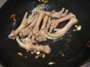 把鸡爪加入翻炒。
