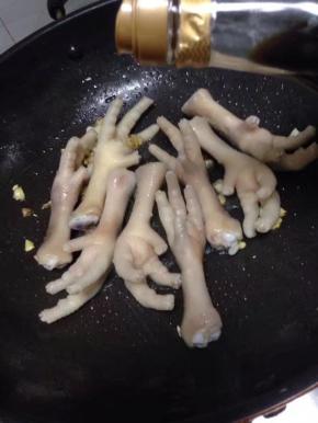 然后倒入生抽翻炒，加少许老抽上色。炒匀