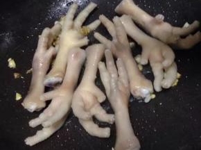 然后倒入生抽翻炒，加少许老抽上色。炒匀