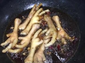 倒入适量的水，大火烧开转中火烧至10分钟