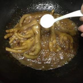 大火收汁，加盐调味即可出锅。