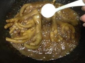 大火收汁，加盐调味即可出锅。