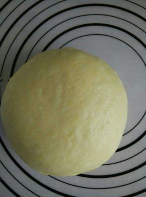 发酵好的面团轻柔排气