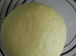 发酵好的面团轻柔排气