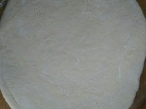 擀成椭圆形面皮，上面刷一层油。对折再对折，用刀切大小均匀的块儿，两块儿叠加起来用筷子在中间压一下，两手轻轻抻转一圈捏紧收口即可