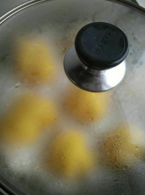 锅里放适量水，烧开后放入花卷。大火烧开，转中火共计20分钟