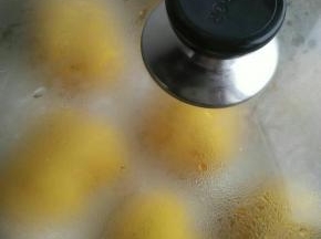 锅里放适量水，烧开后放入花卷。大火烧开，转中火共计20分钟