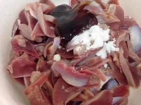 鸡胗洗净，切成小片，加入淀粉，蚝油，料酒腌渍。