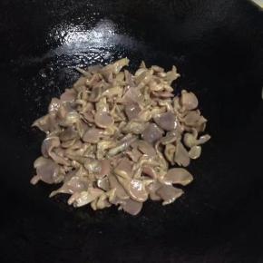 锅里到入油，加入腌好的鸡胗翻炒至变色后盛出备用。（如炒出有水份就倒掉）