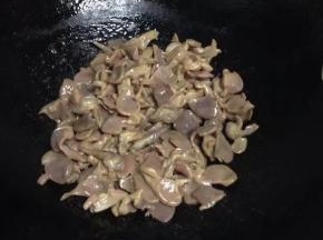 锅里到入油，加入腌好的鸡胗翻炒至变色后盛出备用。（如炒出有水份就倒掉）