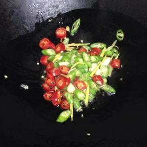 锅里洗净，从新倒入食用油加入少许辣椒油，加入姜蒜，辣椒一起炒香，