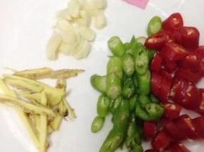 把青红椒洗净切成小段，生姜切丝，蒜略拍切碎。