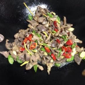 鸡胗倒回锅里炒匀
