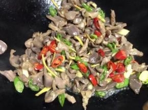 鸡胗倒回锅里炒匀