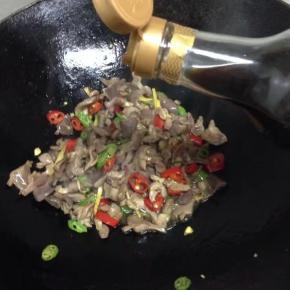 加少许生抽快速翻炒。