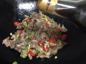 加少许生抽快速翻炒。