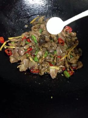 最后加入盐调味即可。
