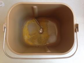 水、蛋液、糖和盐放入到面包桶内